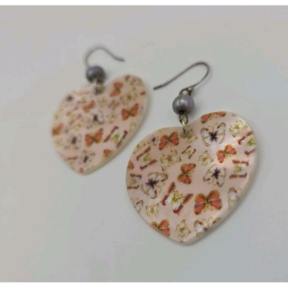 Vintage Heart Shaped Mother Of Pearl Shell Dangle Earrings Butterfly Pattern - Picture 13 of 13